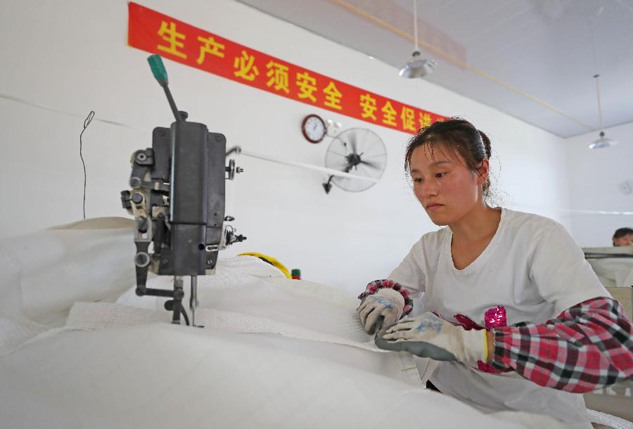 縫紉機(jī)&ldquo;嗒嗒嗒&rdquo;奏響脫貧&ldquo;協(xié)奏曲&rdquo;