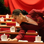 "一絲不茍"的兩會&mdash;&mdash;擺放茶杯用"準繩"