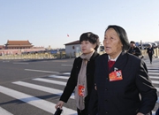 申紀(jì)蘭代表抵達天安門廣場