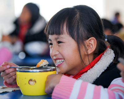 小學食堂的變化（2006年&mdash;&mdash;2019年)