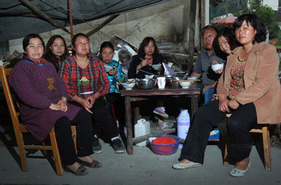 寶興縣:大鍋飯里見(jiàn)真情