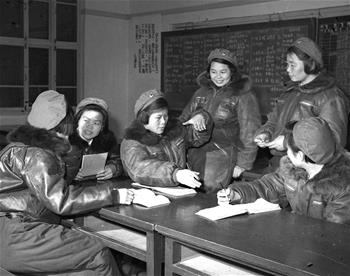 第一批女飛行員：毛澤東稱贊，細(xì)妹子不簡(jiǎn)單，飛得好高啊