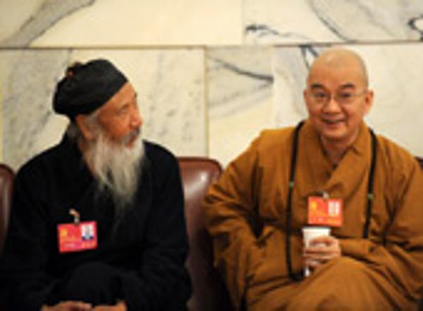 參加十八大會(huì)議的來賓在交談