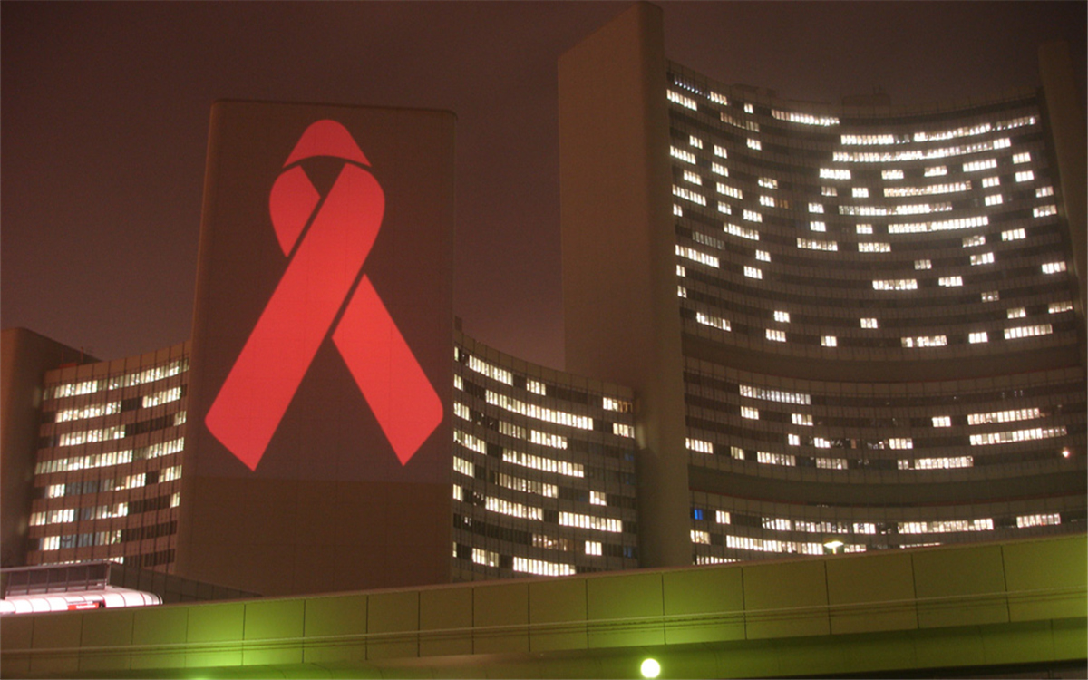 在世界艾滋病日，聯(lián)合國總部大樓點(diǎn)亮紅絲帶標(biāo)志