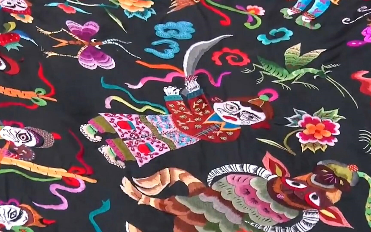 苗繡繡品慢慢得到市場(chǎng)認(rèn)可，回鄉(xiāng)的繡娘逐漸多了起來