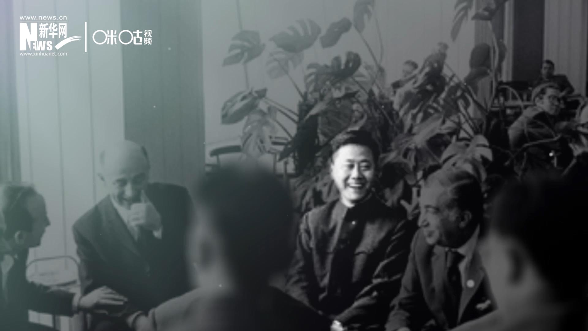 照片里的這個(gè)人是高梁，原新華社國際部記者。原本作為代表團(tuán)隨行記者的他接到通知，由他帶領(lǐng)一支先遣小組先行去紐約。