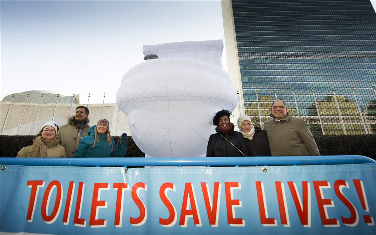 &ldquo;世界廁所日&rdquo;，聯(lián)合國總部大樓前的口號條幅