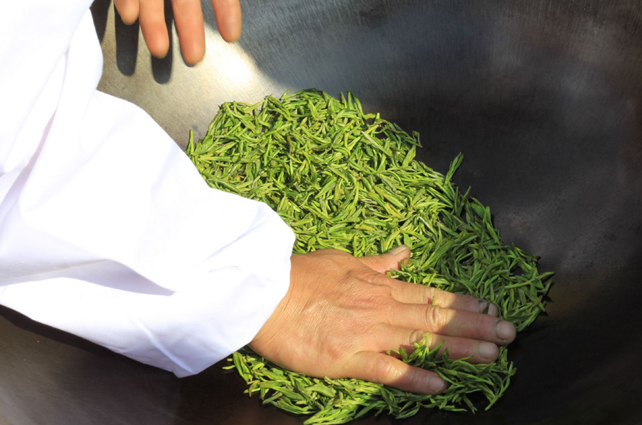 好茶占盡天時(shí)地利，炒茶師月入三五萬(wàn)
