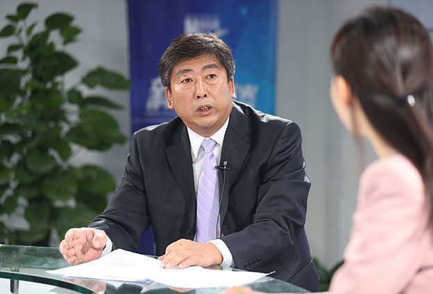 具體落在實(shí)處就是把方向，管大局，保落實(shí)