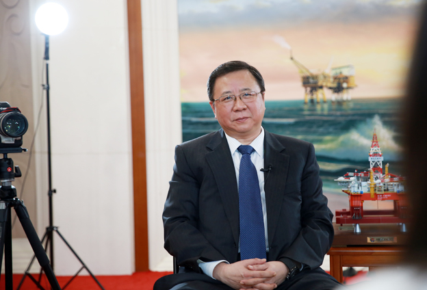 堅(jiān)持黨的領(lǐng)導(dǎo)、加強(qiáng)黨的建設(shè)，是國(guó)有企業(yè)的光榮傳統(tǒng)。