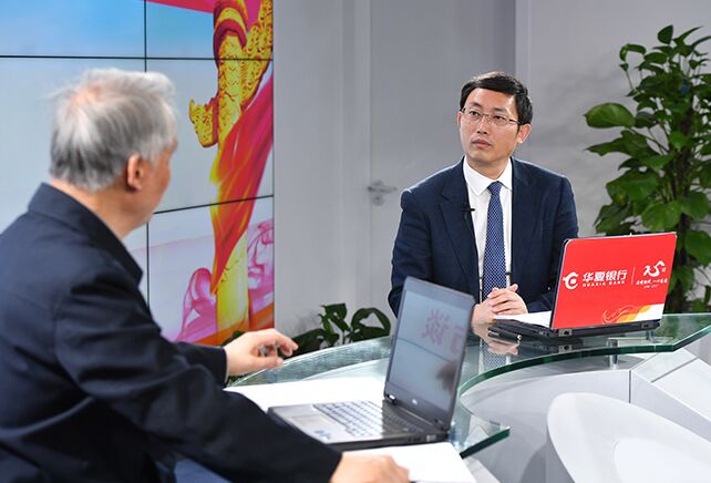 您再給我們梳理一下，黨章中有關&ldquo;基本路線&rdquo;的修改情況。