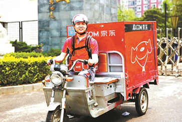 劉強(qiáng)東騎三輪一線(xiàn)送貨