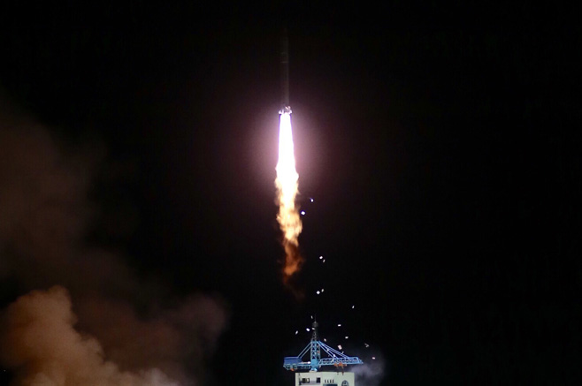 4月6日，搭載實踐十號衛(wèi)星的長征二號丁運(yùn)載火箭升空。