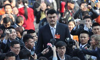 記者們采訪(fǎng)全國(guó)政協(xié)委員姚明