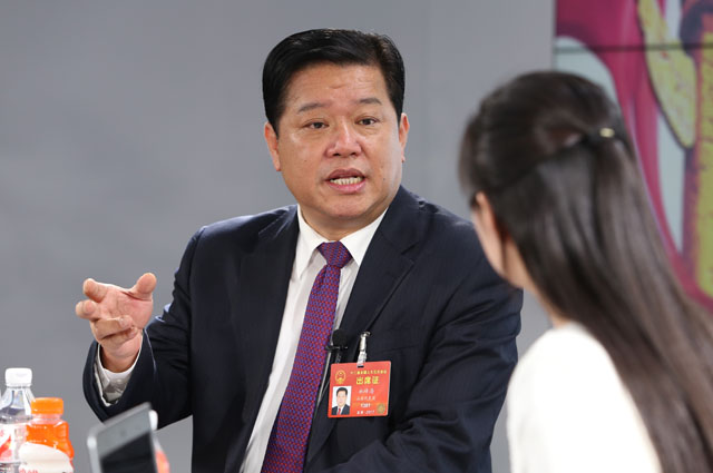 一絲不茍摘窮帽，全力以赴拔窮根