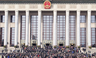 閉幕會(huì)后，代表走出人民大會(huì)堂