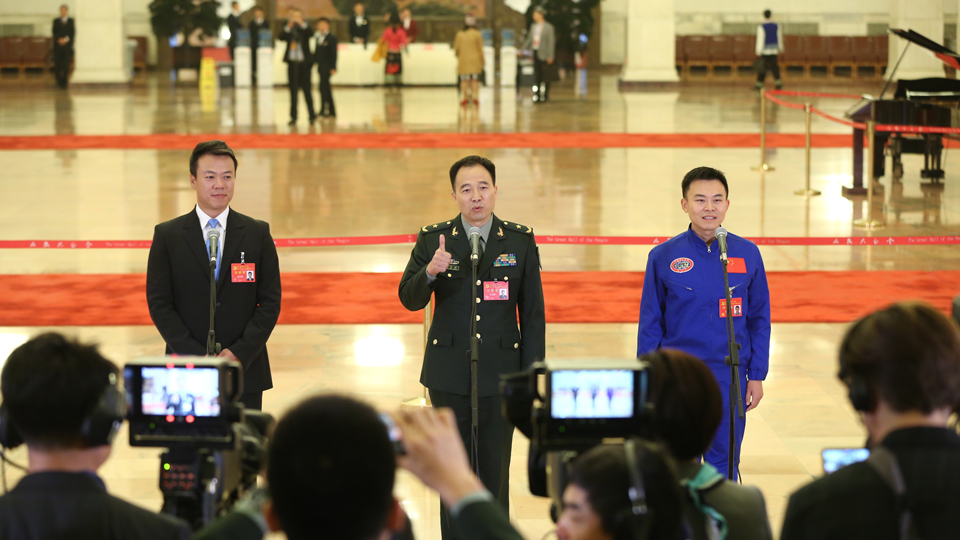 趙宏博、景海鵬、唐嘉陵代表接受采訪