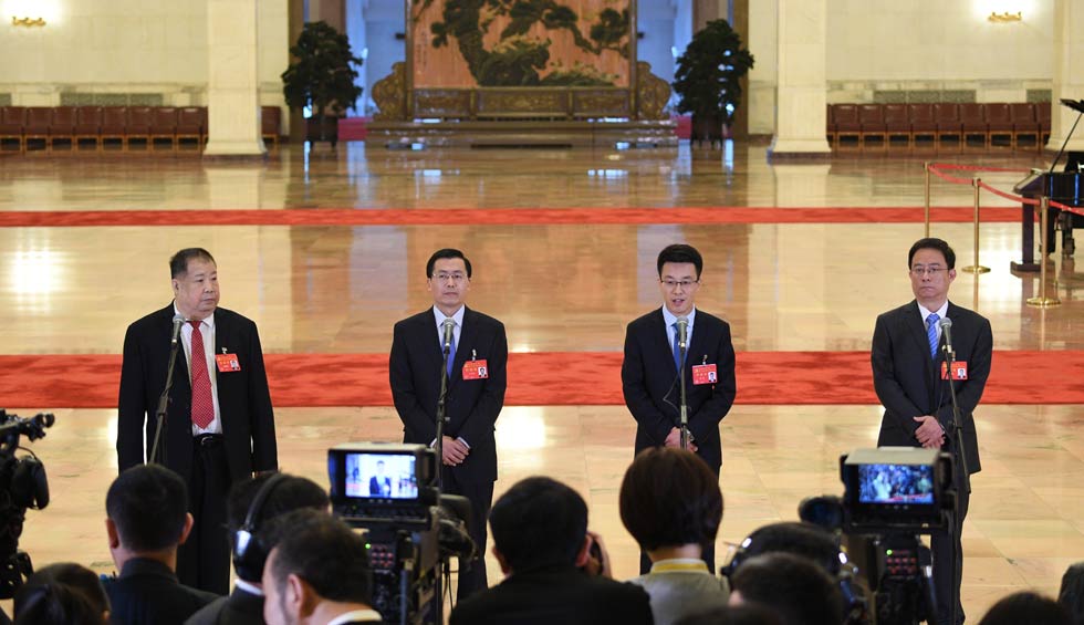 凌解放、王立平、徐川、黃一兵接受采訪