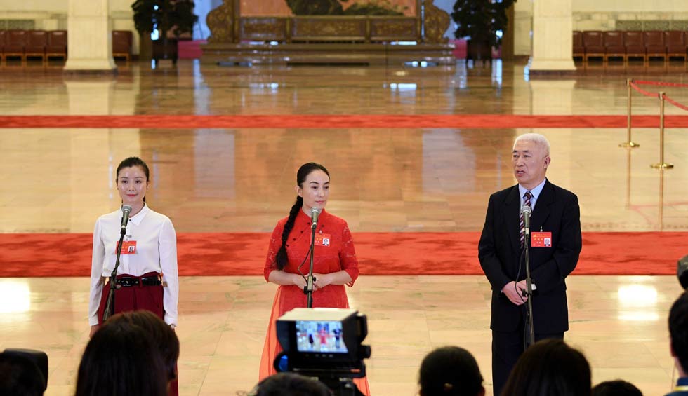 肖笑波、侯艷、徐俊接受采訪