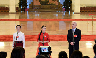 肖笑波、侯艷、徐俊代表接受采訪