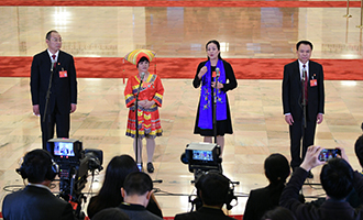 蔡松濤、杜麗群、楊小玲、賈立群代表接受采訪