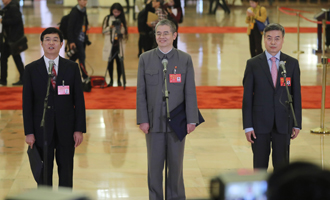 吳曉光、胡偉武、金東寒代表接受采訪