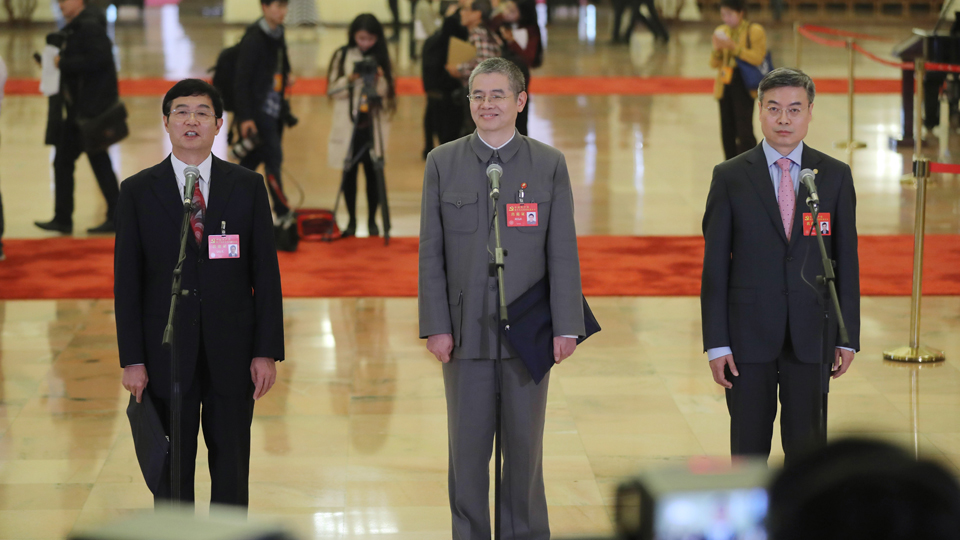 吳曉光、胡偉武、金東寒代表接受采訪