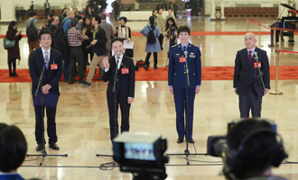 王辰、楊潔、劉文力、王旭東代表接受采訪