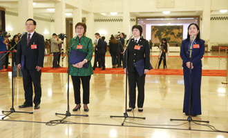 蔣成華、邵蕓、甘露、周宇代表接受采訪