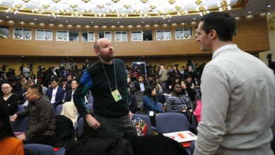 記者在準(zhǔn)備采訪