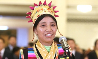 卓嘎代表接受采訪(fǎng)