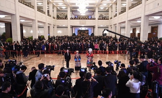 全國(guó)人大代表接受采訪(fǎng)