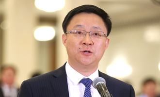 劉慶峰代表接受采訪(fǎng)