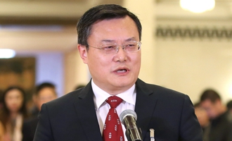 張榮代表接受采訪(fǎng)