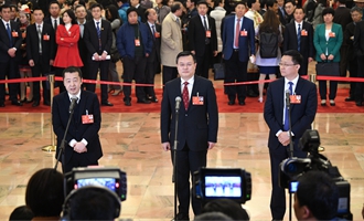 全國(guó)人大代表接受采訪(fǎng)