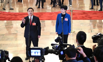 全國(guó)人大代表接受采訪(fǎng)