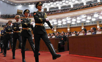 陸?？杖妰x仗兵正步行進至主席臺前