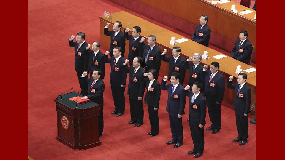 新當(dāng)選的全國人大常委會(huì)副委員長、秘書長進(jìn)行憲法宣誓