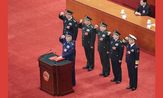 中央軍委副主席、委員進行憲法宣誓