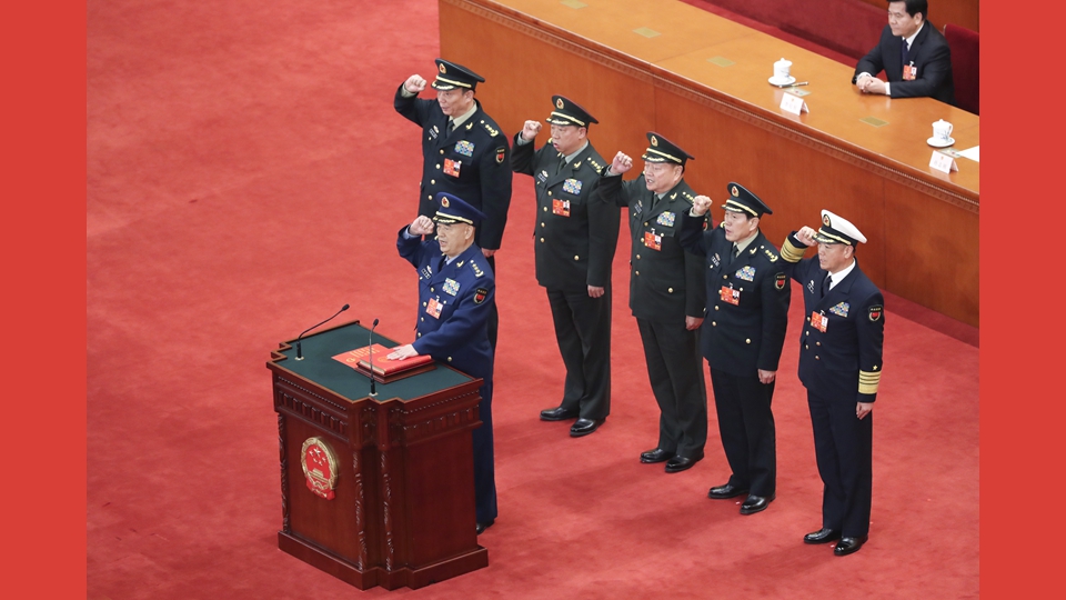 中央軍委副主席、委員進行憲法宣誓