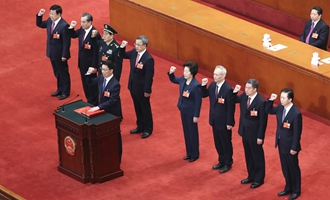 國(guó)務(wù)院副總理、國(guó)務(wù)委員、秘書(shū)長(zhǎng)進(jìn)行憲法宣誓