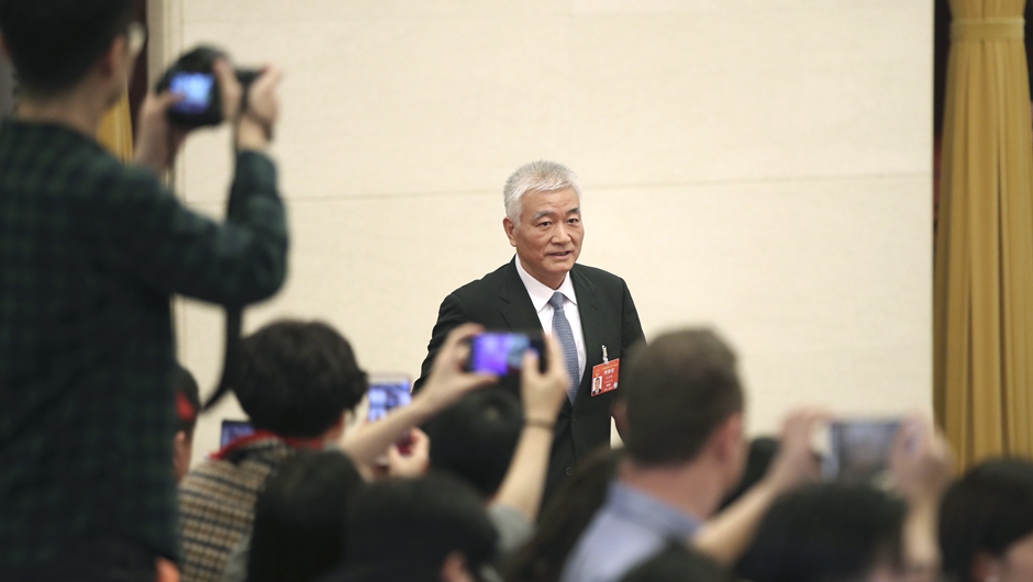 王志剛步入&ldquo;部長(zhǎng)通道&rdquo;，準(zhǔn)備接受采訪