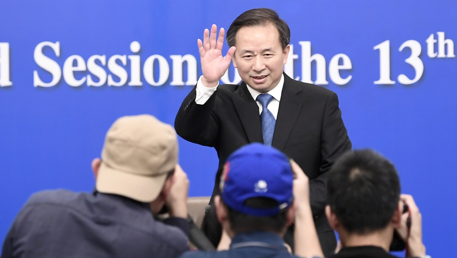 記者會開始前，李干杰向記者致意