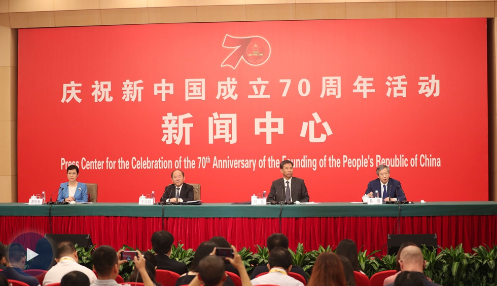 以新發(fā)展理念為引領(lǐng)，推進中國經(jīng)濟平穩(wěn)健康可持續(xù)發(fā)展