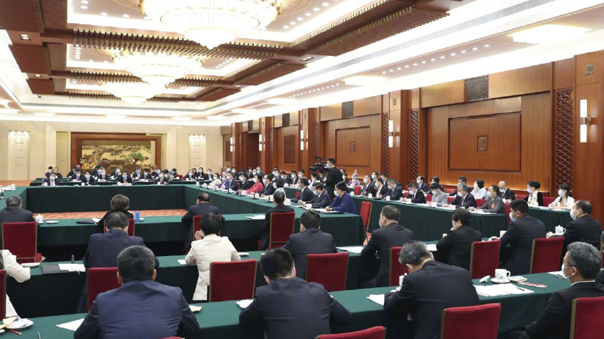 出席十三屆全國人大三次會議的代表團分組審議政府工作報告，來看審議現(xiàn)場