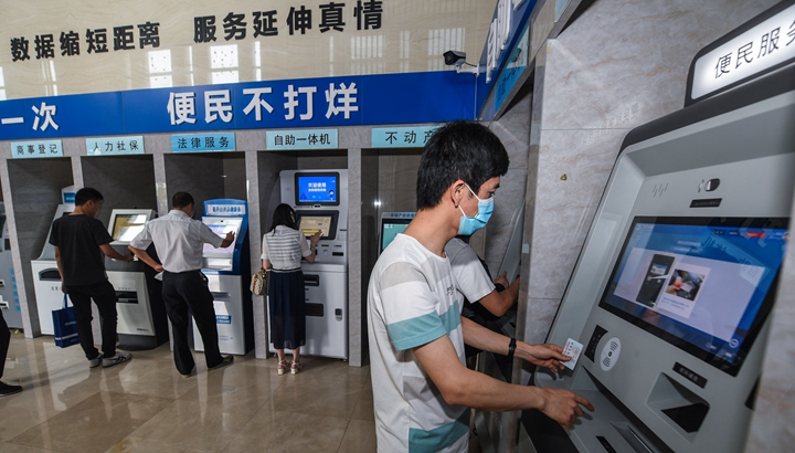 新華社評(píng)論員：增強(qiáng)緊迫感，全力抓落實(shí) &mdash;&mdash;貫徹落實(shí)全國(guó)兩會(huì)精神