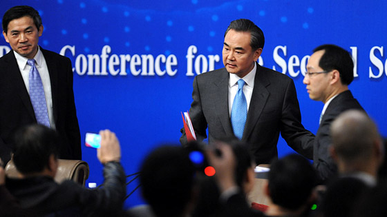 外交部部長(zhǎng)王毅被記者追堵采訪(fǎng)