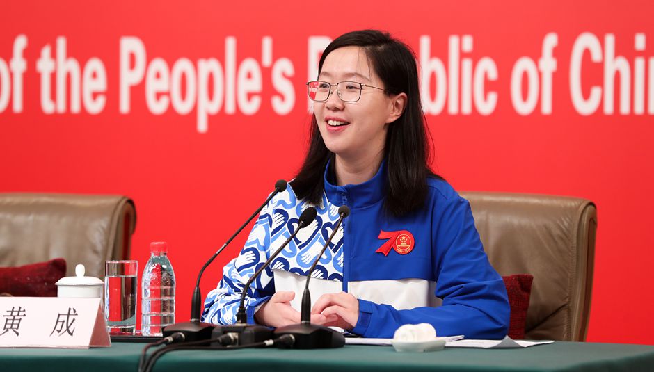 志愿者代表、清華大學(xué)經(jīng)濟(jì)管理學(xué)院四年級(jí)博士生黃成介紹相關(guān)情況