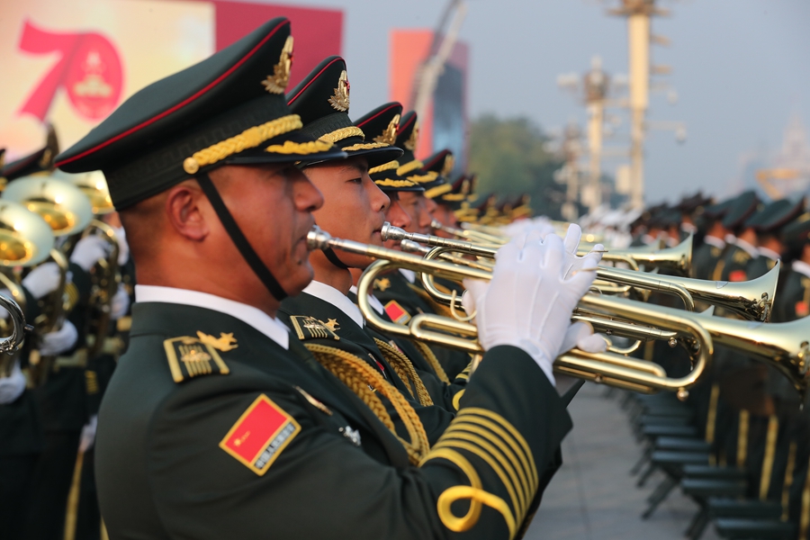 解放軍聯(lián)合軍樂團(tuán)在廣場就位后進(jìn)行準(zhǔn)備工作和試奏。據(jù)了解，解放軍聯(lián)合軍樂團(tuán)此次演奏是從開國大典至今歷次閱兵以來演奏曲目最多的一次，不少曲目是為此次閱兵量身打造的全新作品，此次也是歷次女演奏員最多的一次。