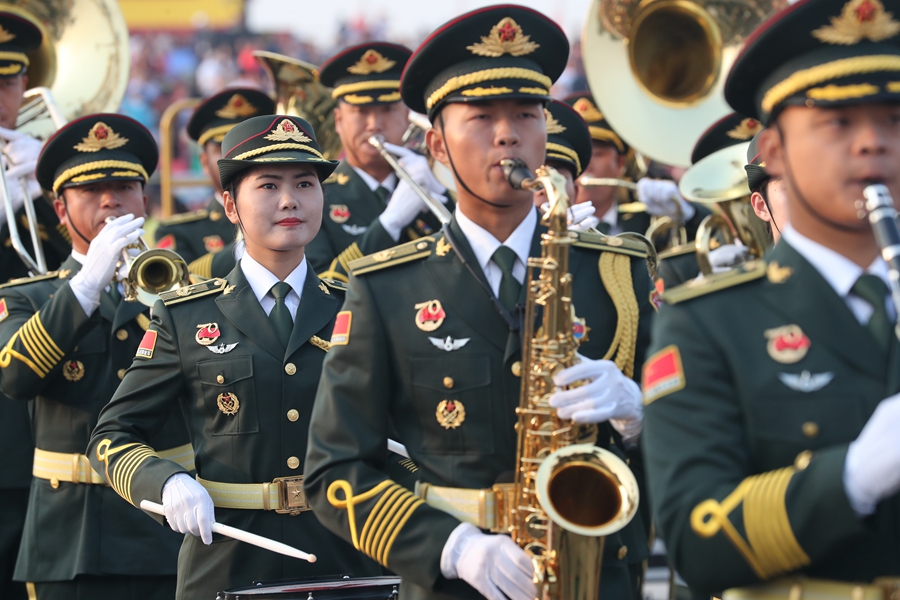 解放軍聯(lián)合軍樂團(tuán)在廣場就位后進(jìn)行準(zhǔn)備工作和試奏。據(jù)了解，解放軍聯(lián)合軍樂團(tuán)此次演奏是從開國大典至今歷次閱兵以來演奏曲目最多的一次，不少曲目是為此次閱兵量身打造的全新作品，此次也是歷次女演奏員最多的一次。